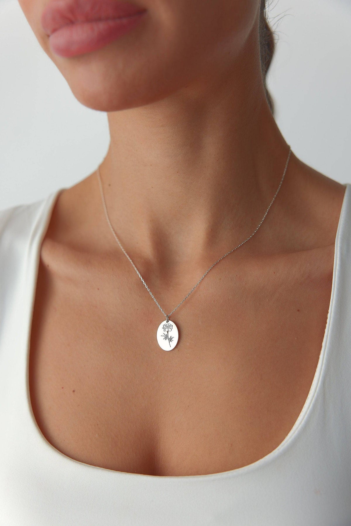 Midi Birth Flower Necklace – Oval 18K Gold Birthflower Necklace Gift for Women